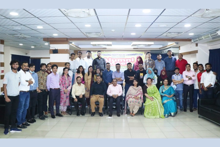 - সিআইইউতে অনুষ্ঠিত প্রস্তুতি সভা শেষে শিক্ষক-কর্মকর্তা ও প্রাক্তন ছাত্র-ছাত্রীরা