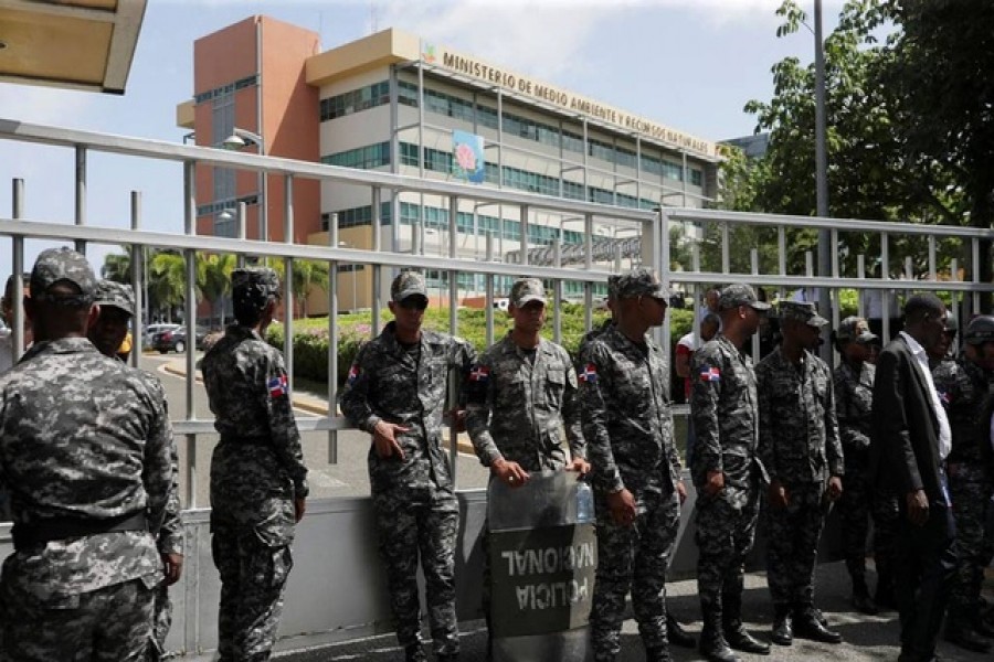 পরিবেশমন্ত্রী অরলান্ডো জর্জ মেরার হত্যাকাণ্ডের পর ডমিনিকান রিপাবলিকের পরিবেশ ও প্রাকৃতিক সম্পদ বিষয়ক মন্ত্রণালয়ের বাইরে ন্যাশনাল পুলিশ সদস্যদের পাহারা। ছবি রয়টার্সের