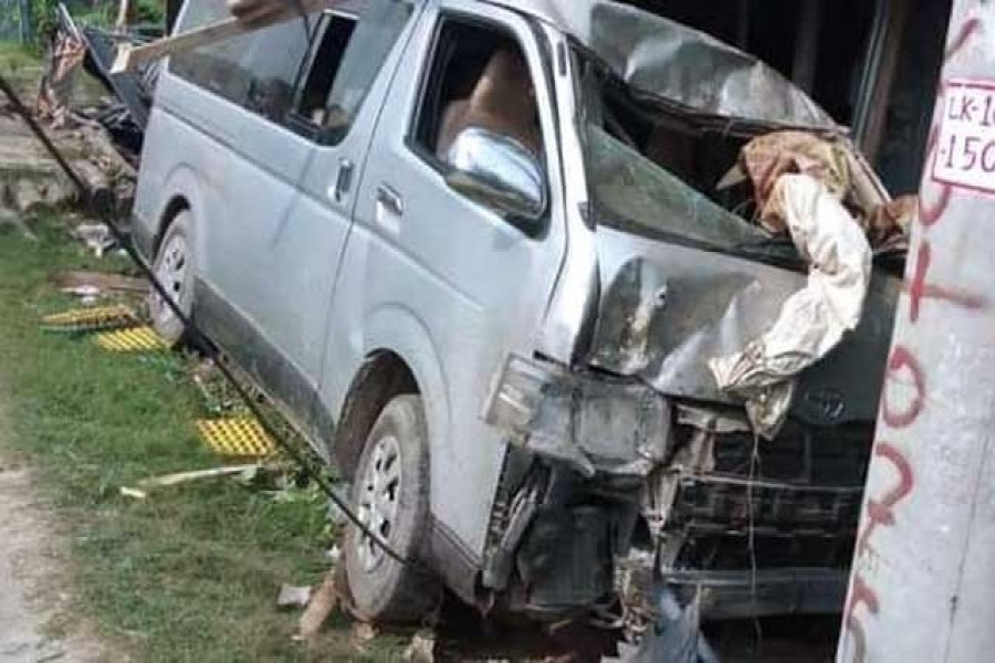 কুমিল্লায় নিয়ন্ত্রণ হারিয়ে মাইক্রোবাস চায়ের দোকানে, নিহত ২