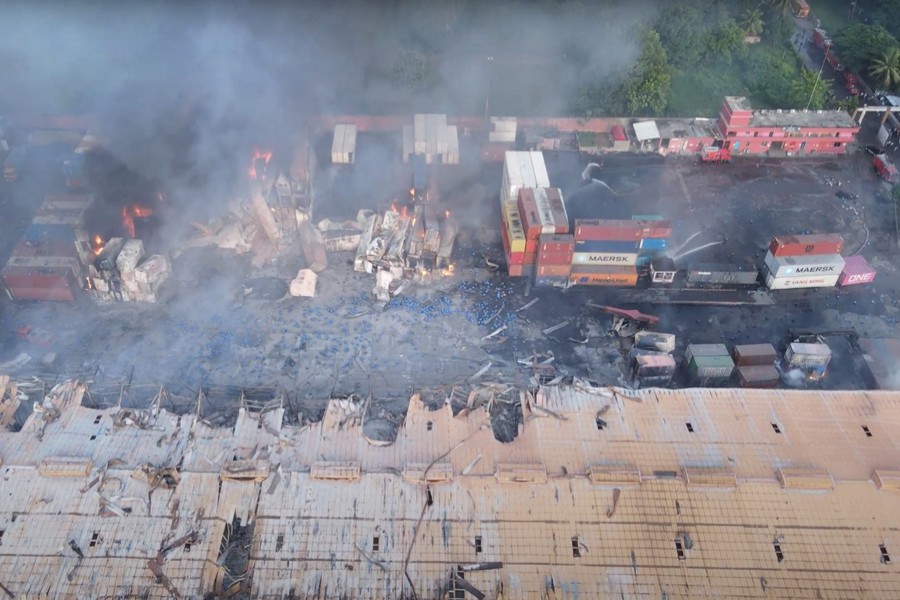    সীতাকুণ্ডে ‘কিছু একটা ঘটেছে’, সন্দেহ স্বরাষ্ট্রমন্ত্রীর