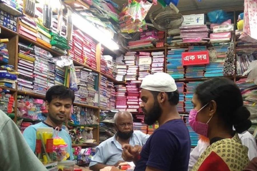 চাপ বাড়াচ্ছে শিক্ষা উপকরণের দাম