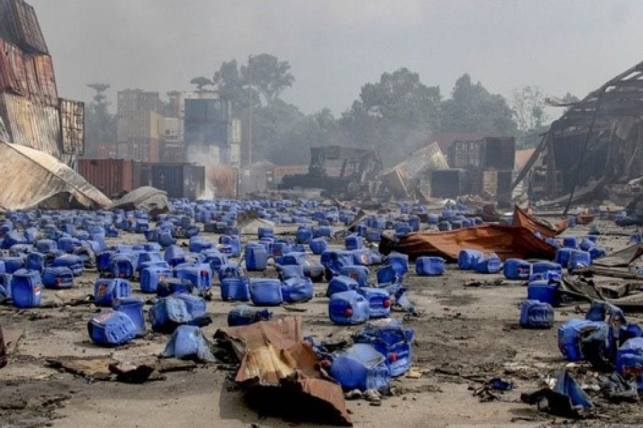 চট্টগ্রামের সীতাকুণ্ডে কদমরসুল এলাকার বিএম কন্টেইনারে বিস্ফোরণে ছড়িয়ে ছিটিয়ে আছে হাইড্রোজেন পার অক্সাইডের কন্টেইনার । ছবি:  বিডিনিউজ টোয়েন্টিফোর ডটকম