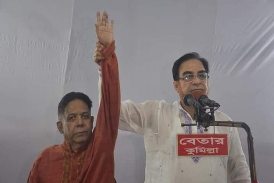 কুমিল্লা সিটি করপোরেশন নির্বাচনে দলীয় মেয়র প্রার্থী আরফানুল হক রিফাতের (বাঁয়ে) সঙ্গে স্থানীয় আওয়ামী লীগ সংসদ সদস্য আ ক ম বাহাউদ্দিন বাহারের এই ছবি আচরণবিধির লঙ্ঘন হিসেবে বিবেচনা করা হচ্ছে।  ছবি: বিডিনিউজ টোয়েন্টিফোর ডটকম