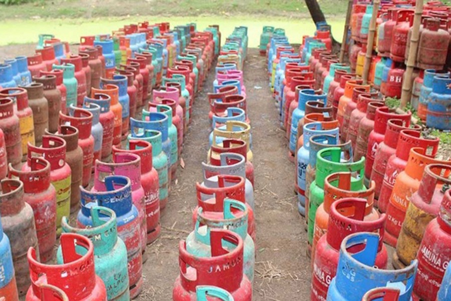    ১০ হাজার খালি গ্যাস সিলিন্ডারসহ গ্রেপ্তার ৯