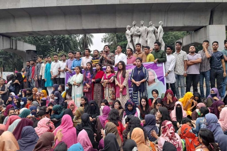 বৃহস্পতিবার নতুন অর্থবছরের বাজেটকে স্বাগত জানিয়ে আনন্দ মিছিল শেষে ঢাকা বিশ্ববিদ্যালয়ের রাজু ভাস্কর্যের সামনে সভা করে ছাত্রলীগ। ছবি: বিডিনিউজ টোয়েন্টিফোর ডটকম