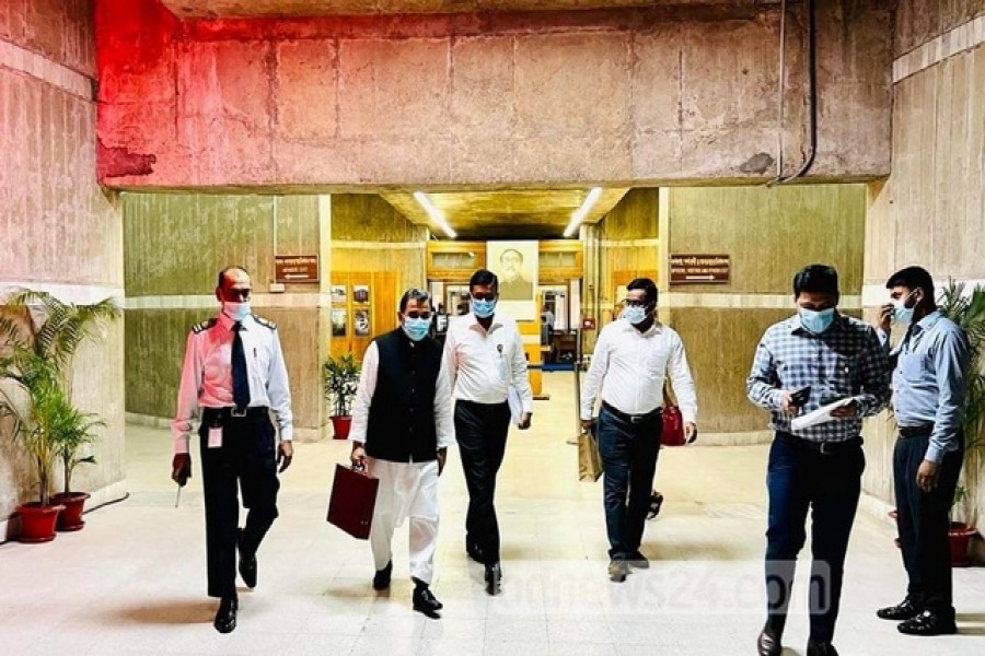 বাজেট পেশের আগের সব আনুষ্ঠানিকতা সারতে অর্থমন্ত্রী আ হ ম মুস্তফা কামাল বৃহস্পতিবার বেলা সাড়ে ১১টায় লাল ব্রিফকেস হাতে সংসদ ভবনে উপস্থিত হন।