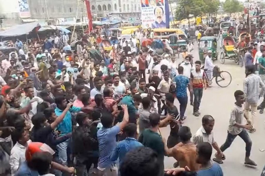 জুরাইনে পুলিশকে মারধরের মামলায় একদিনে গ্রেপ্তার ১৭