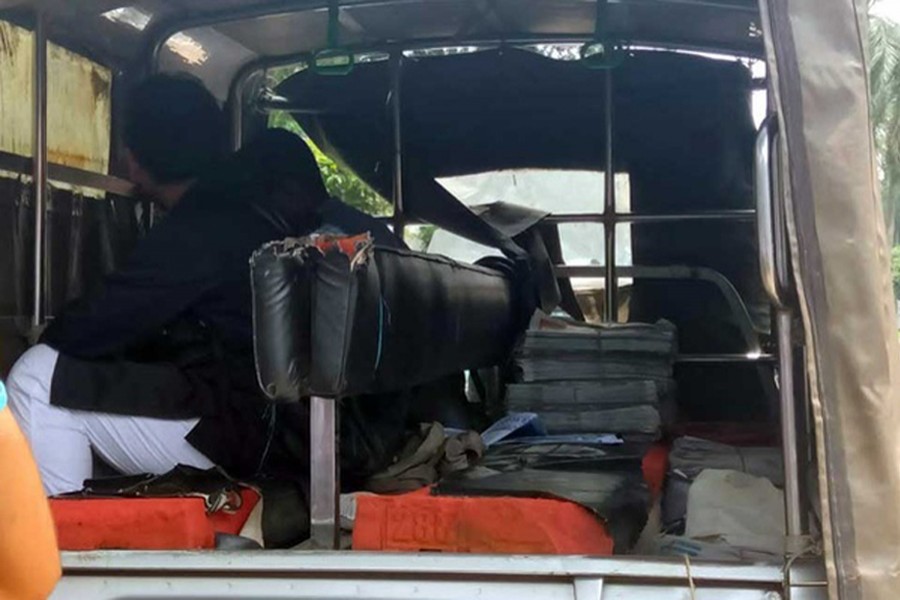 ঢাবির ভর্তি পরীক্ষা কেন্দ্রে উপাচার্যের সঙ্গে সেলফি, আটক ২