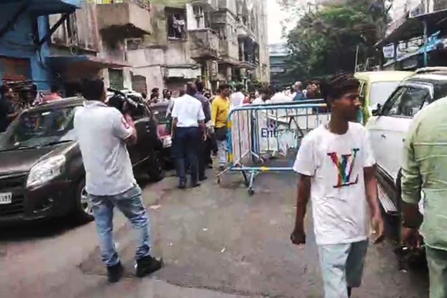 কলকাতায় বাংলাদেশ ডেপুটি হাই কমিশনের কাছে পুলিশের এলোপাতাড়ি গুলি, আত্মহত্যা