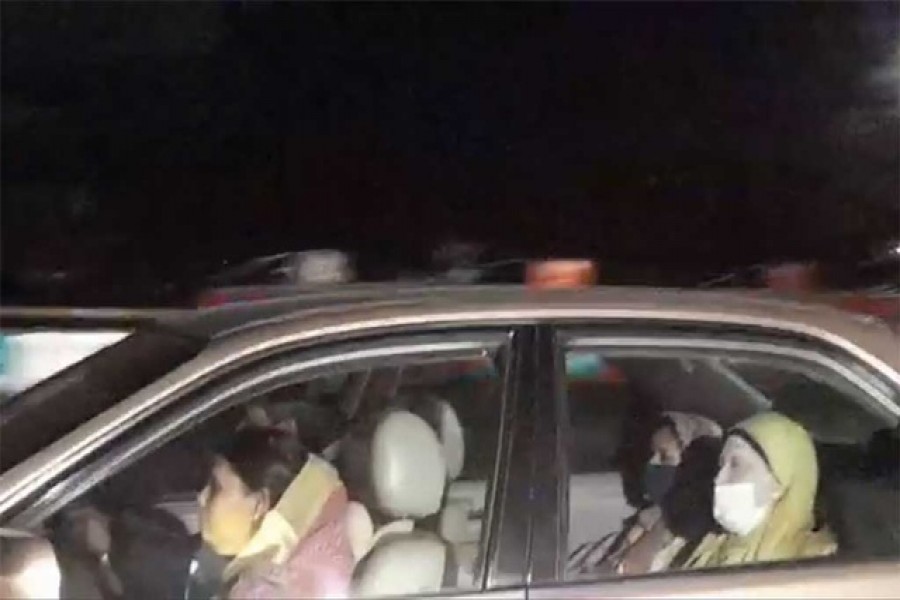 শুক্রবার গভীর রাতে হাসপাতালে নিয়ে যাওয়া হচ্ছে বিএনপি চেয়ারপারসন খালেদা জিয়াকে।