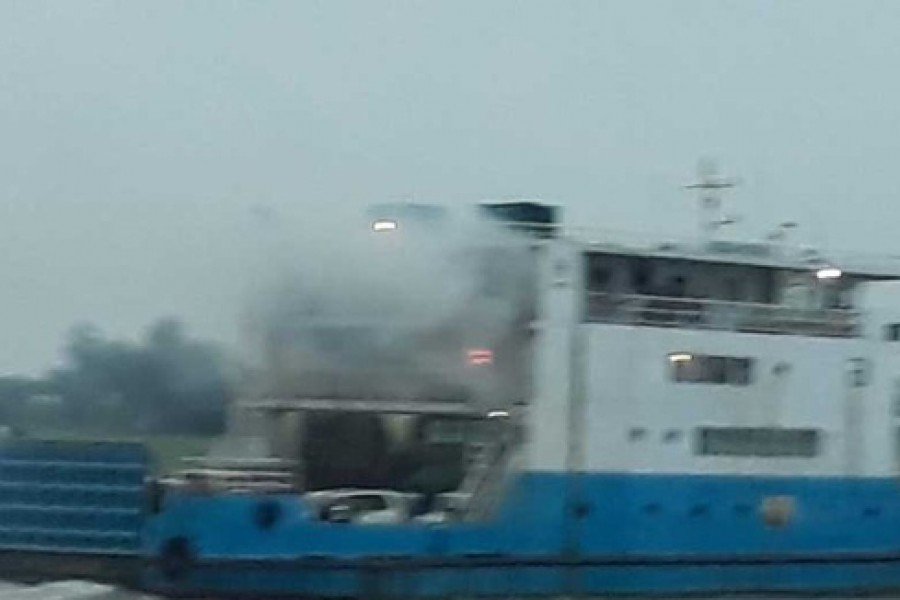 পদ্মায় চলন্ত ফেরিতে অগ্নিকাণ্ড