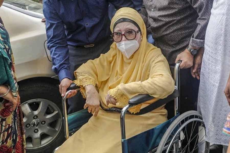 Doctors to keep Khaleda Zia under observation for 72 hours in hospital
