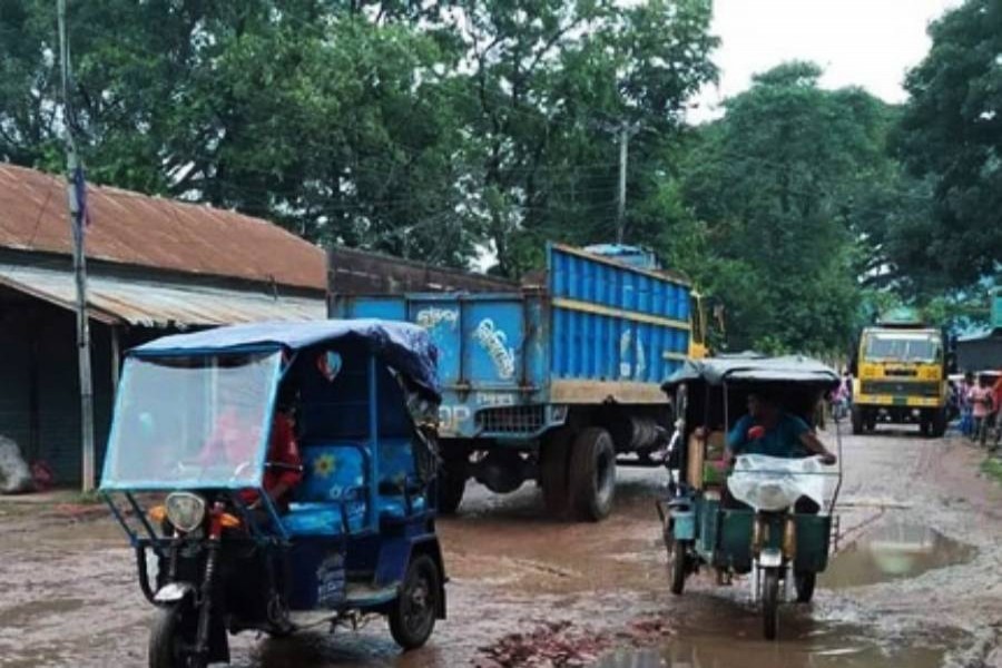 যোগাযোগ সমস্যায় বিপাকে হিলি বন্দর ব্যবহারকারীরা 