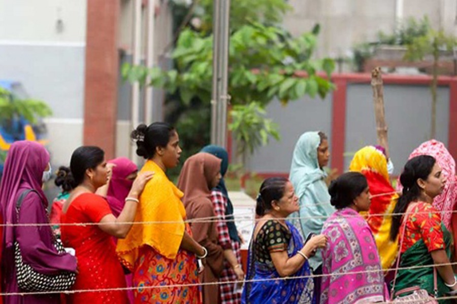 বুধবার সকালে কুমিল্লা ভিক্টোরিয়া কলেজ কেন্দ্রে ভোটারদের লাইন