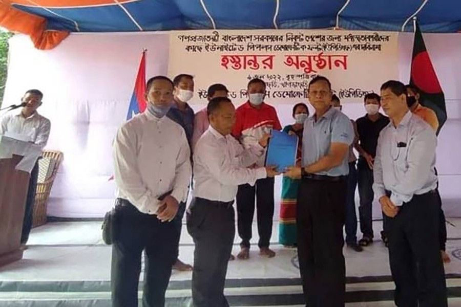 গত ৯ জুন খাগড়াছড়ির পানছড়ি উপজেলার ২নম্বর চেঙ্গী ইউনিয়নের বড়কলক এলাকায় এক অনুষ্ঠানে ইউপিডিএফের পক্ষে কেন্দ্রীয় সদস্য উজ্জ্বল স্মৃতি চাকমা শান্তি প্রস্তাবনামা হস্তান্তর করেন অবসরপ্রাপ্ত মেজর মো. এমদাদুল ইসলামের কাছে। ছবি: ইউপিডিএফের ফেইসবুক পাতা।