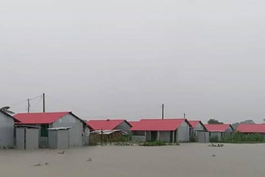 সুনামগঞ্জের ১১ উপজেলাই ভাসছে বানের জলে