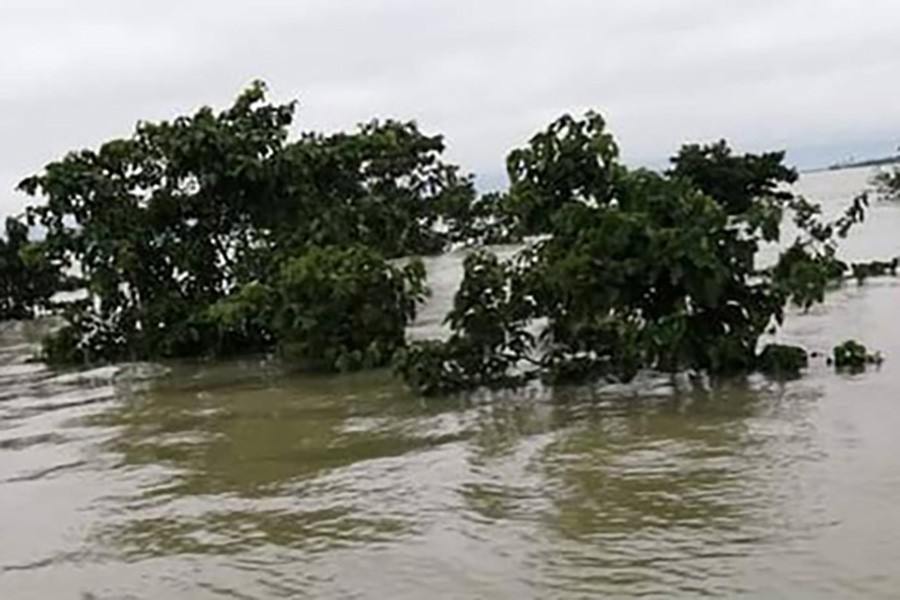 সিলেটে বন্যা দুর্গতদের উদ্ধারে নৌকা সঙ্কট