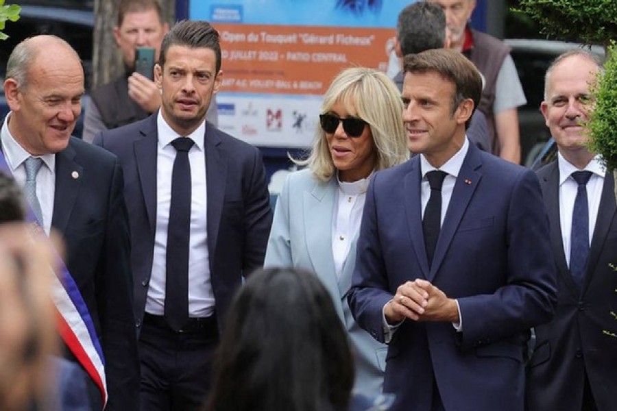 স্ত্রীসহ ফ্রান্সের প্রেসিডেন্ট ইমানুয়েল ম্যাক্রোঁ (ডান থেকে দ্বিতীয়)। ছবি: রয়টার্স