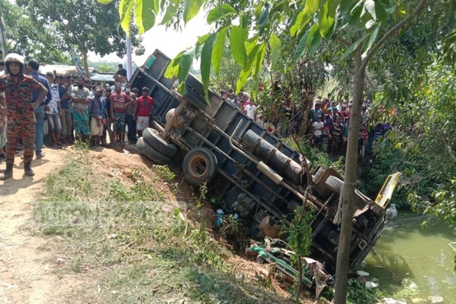নওগাঁয় ট্রাকচাপায় প্রাণ গেল অটোরিকশার ৫ আরোহীর