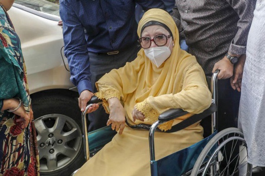 স্বাস্থ্য পরীক্ষার জন্য বুধবার ঢাকার বসুন্ধরার এভারকেয়ার হাসপাতালে গিয়েছিলেন বিএনপির চেয়ারপারসন খালেদা জিয়া।