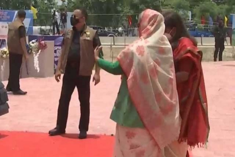 উৎসবের মাহেন্দ্রক্ষণে মেয়ের সঙ্গে ফ্রেমবন্দি শেখ হাসিনা   