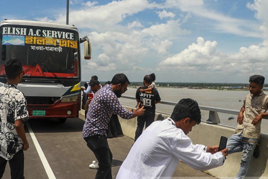 পদ্মা সেতুতে হাঁটা-ছবি তোলা বারণ করে গণবিজ্ঞপ্তি