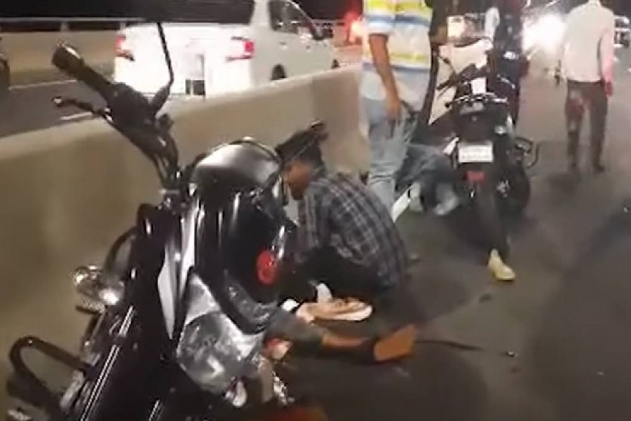 পদ্মা সেতুতে বাইক দুর্ঘটনায় দুই যুবকের মৃত্যু