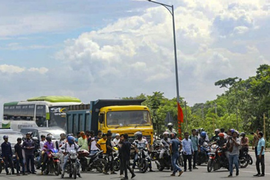 পদ্মা সেতুতে ওঠা বন্ধ, ফেরিও নেই; বিপাকে বাইকাররা