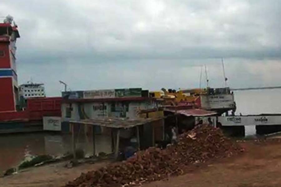 ফাঁকা ফেরি ঘাটের সুবিধা নিতে চায় ঝিনাইদহ