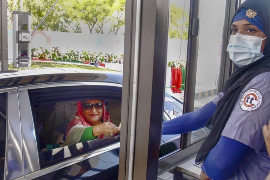 পদ্মা সেতু উদ্বোধনের আগে শনিবার নিজ হাতে মাওয়া প্রান্তে সেতুর টোল প্লাজায় টোল দেন প্রধানমন্ত্রী শেখ হাসিনা। ছবি: পিআইডি