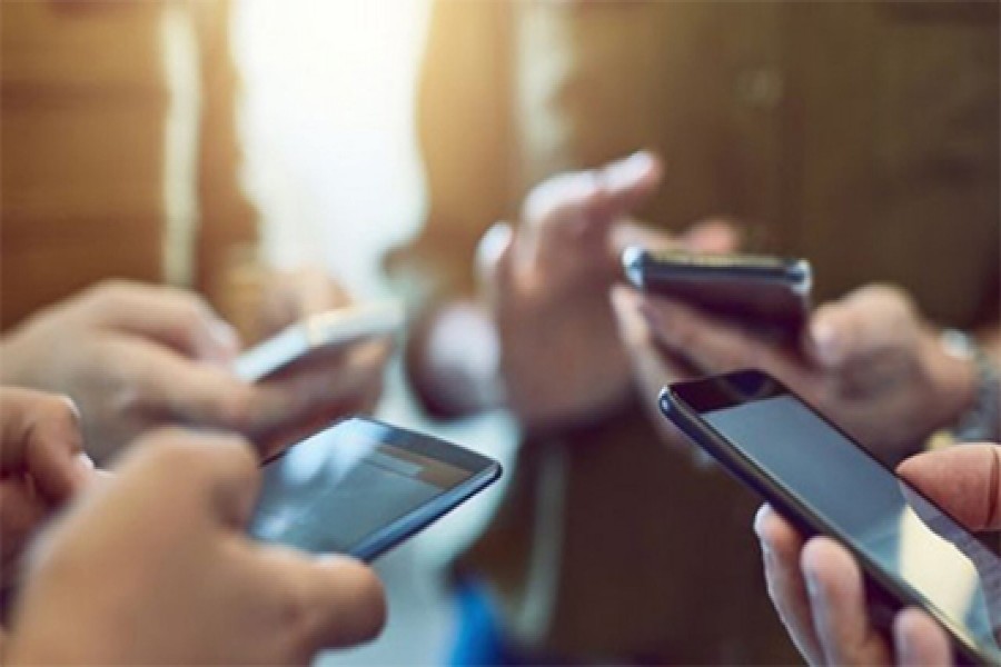 মোবাইল ফোনের নেটওয়ার্ক সমস্যা নিয়ে গ্রাহক ও টেলিকম কোম্পানিগুলো কী বলছে