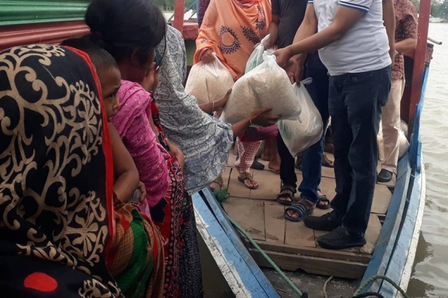 ত্রাণের মোড়ক পলিথিন ডাকছে আরেক বিপদ