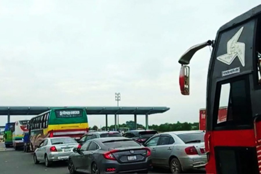 ফরিদপুরে এক্সপ্রেসওয়ের টোল প্লাজায় দিনভর যানজট
