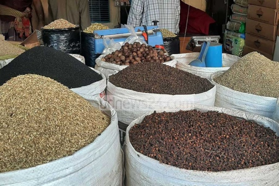 চাহিদায় ঘাটতি: কোরবানির আগে পাইকারিতে দাম কমাচ্ছে মসলার