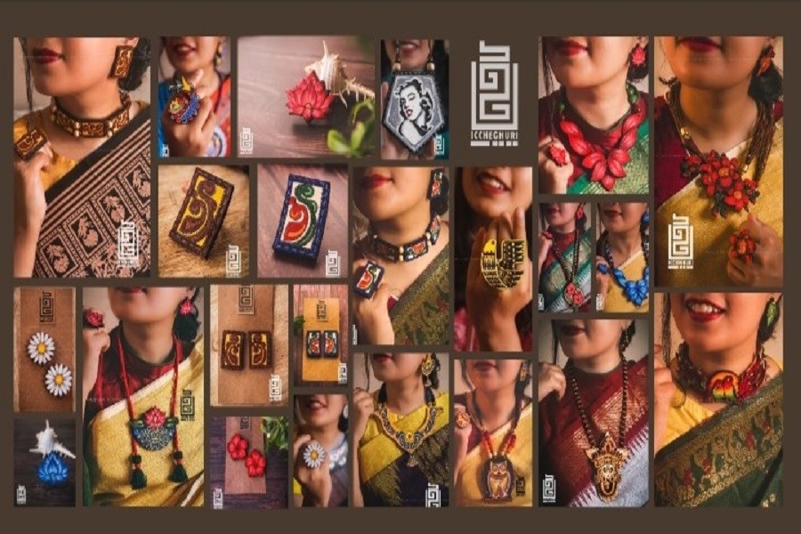 ইচ্ছেঘুড়ির ইচ্ছেরা: রঙতুলিতে বৈচিত্র্যময় কাঠের গহনা