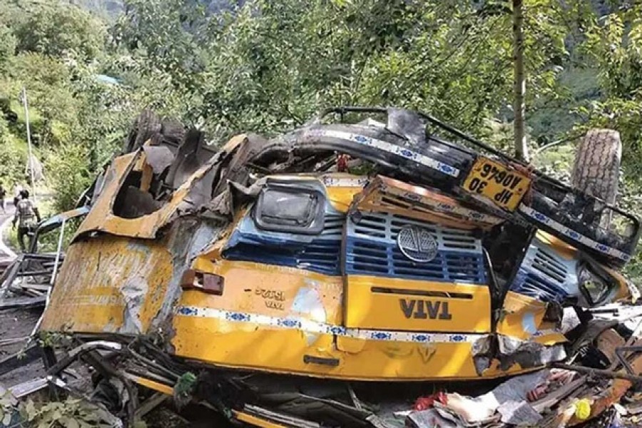 ভারতের হিমাচলে গিরিসঙ্কটে স্কুলবাস পড়ে শিশুসহ নিহত ১৬