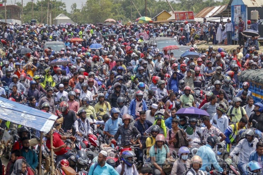 গত রোজার ঈদে ঈদযাত্রায় মোটর সাইকেল হয়ে উঠেছিল গুরুত্বপূর্ণ বাহন। ফাইল ছবি/ বিডিনিউজ টোয়েন্টিফোর ডটকম