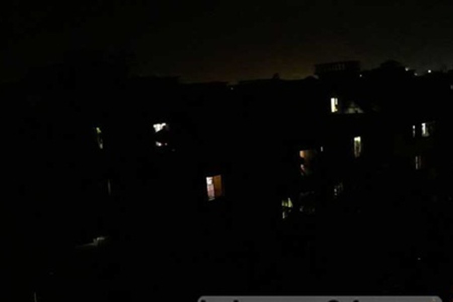 সোমবার রাতে বিদ্যুতের লোড শেডিং ছিল ঢাকার মিরপুর ১২ নম্বর সেকশনে।