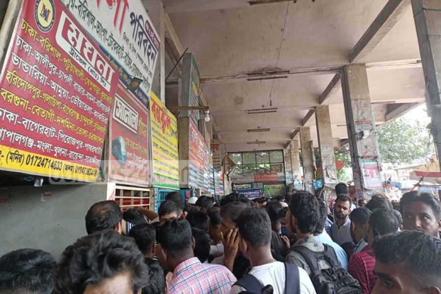 পদ্মা সেতুর যাত্রীতে থৈ থৈ সায়েদাবাদে টিকেটের হাহাকার