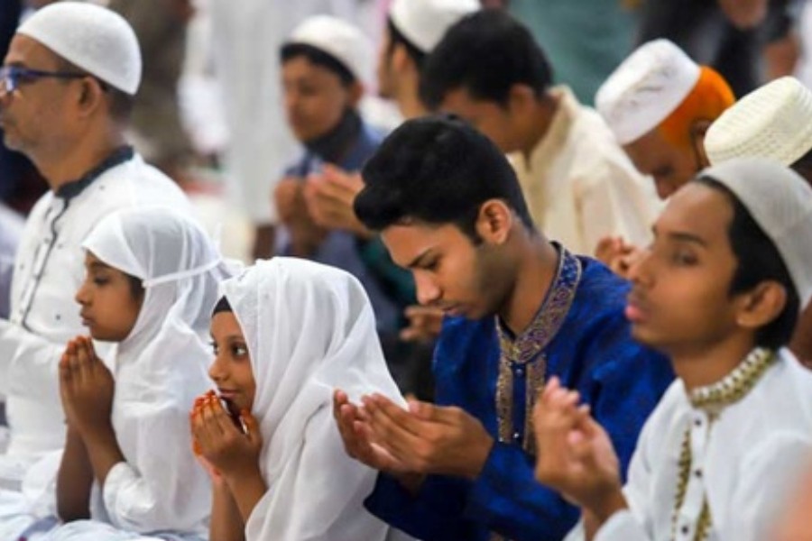ঈদের জামাতে সংকট মুক্তির প্রার্থনা