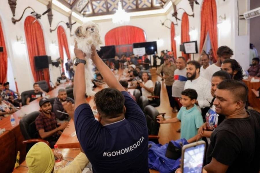 গোটাবায়ার প্রাসাদে বিক্ষোভকারীরা পেলেন লাখ লাখ রুপি