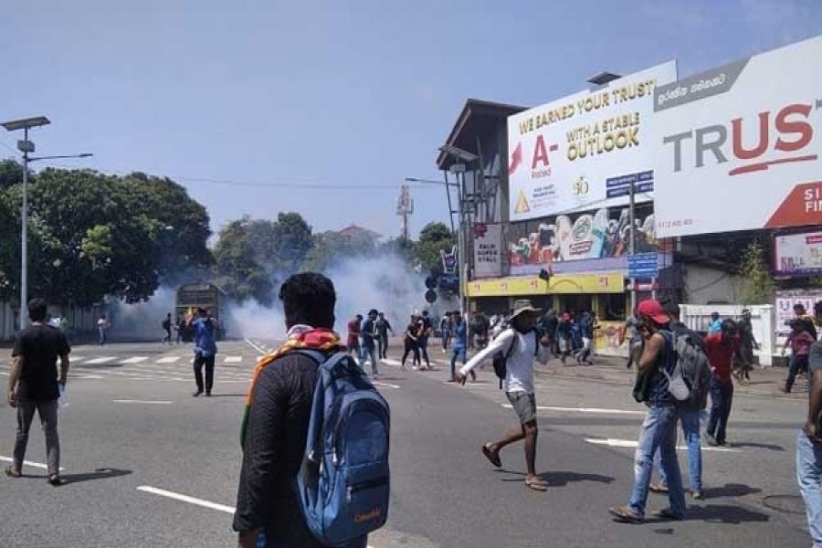 কর্তৃত্ব নিলেন বিক্রমাসিংহে, শ্রীলঙ্কায় জরুরি অবস্থা জারি