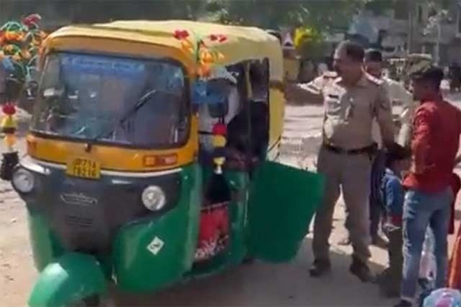 এক অটোতেই ঠেসে উঠলেন ২৭ যাত্রী, তাজ্জব পুলিশও