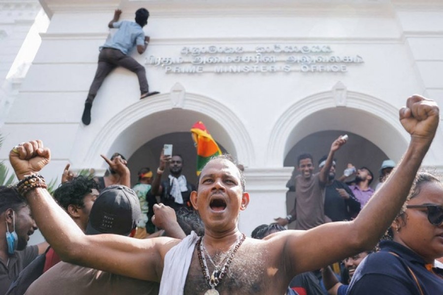 প্রেসিডেন্ট পালালেও শ্রীলঙ্কা সঙ্কটেই