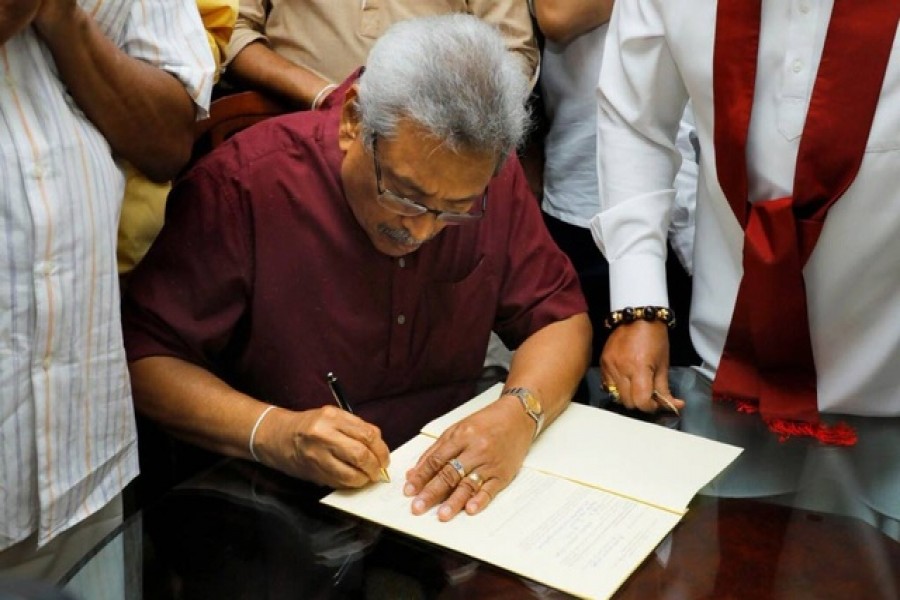 ‘প্রাইভেট জেটের অপেক্ষায়’ রাজাপাকসে, শ্রীলঙ্কা অপেক্ষায় পদত্যাগপত্রের