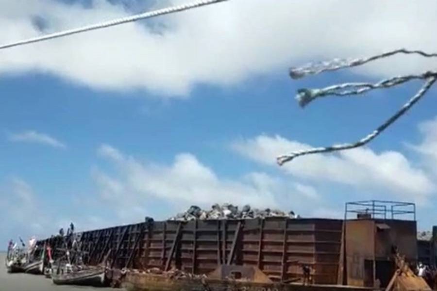 টাগবোট থেকে বিচ্ছিন্ন হয়ে পাথরবাহী নৌযানটি মনপুরায়