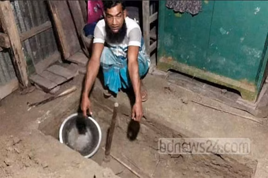 স্ত্রীকে ফেরাতে না পেরে নিজের জন্য কবর খুঁড়ছেন স্বামী