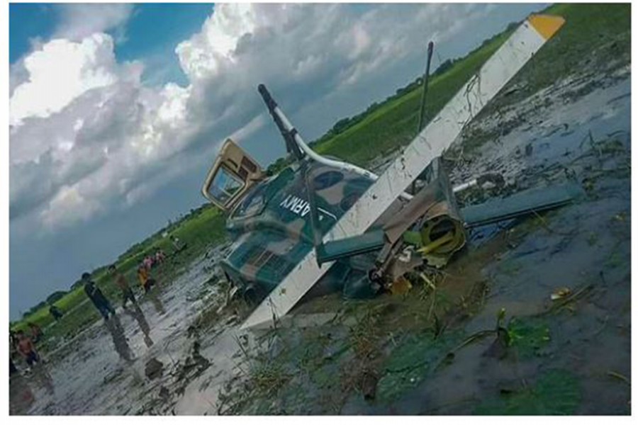 কেরানীগঞ্জে দুর্ঘটনাকবলিত সেনাবাহিনীর হেলিকপ্টার।