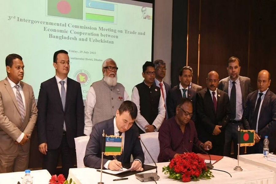 ঢাকা সফররত উজবেকিস্তানের প্রতিনিধিদলের সঙ্গে সালমান এফ রহমানসহ অতিথিরা। ছবি: পিআইডি