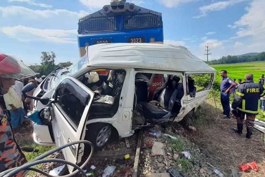 মিরসরাইয়ের বড়তাকিয়া স্টেশনে ঢোকার কিছু আগে খৈয়াছড়া রেল ক্রসিংয়ে এ দুর্ঘটনা ঘটে। ছবিঃ ফেইসবুক